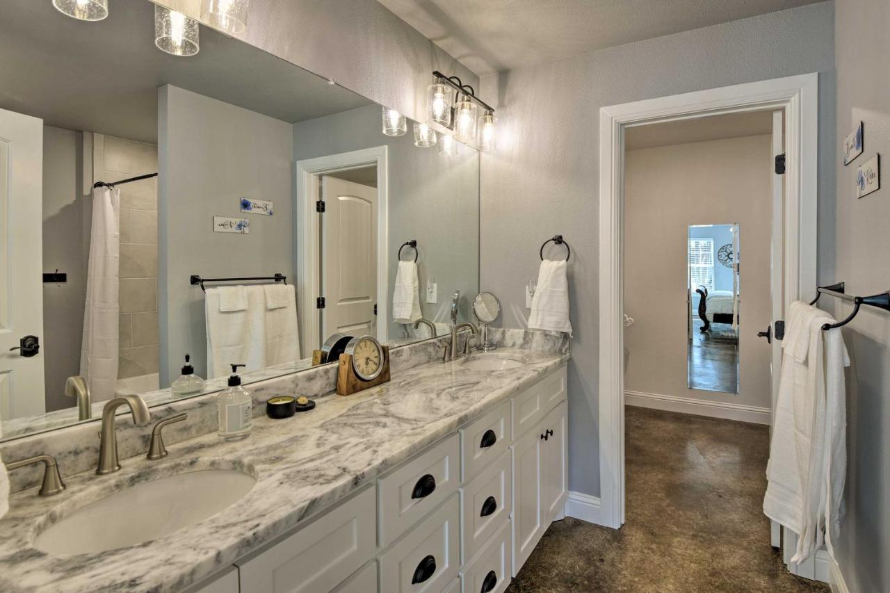 Granbury Home With Hot Tub And Furnished Patio! 외부 사진