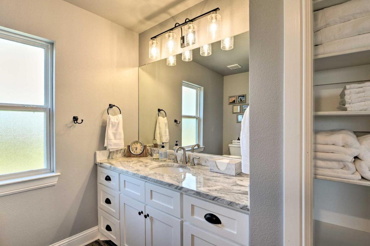 Granbury Home With Hot Tub And Furnished Patio! 외부 사진