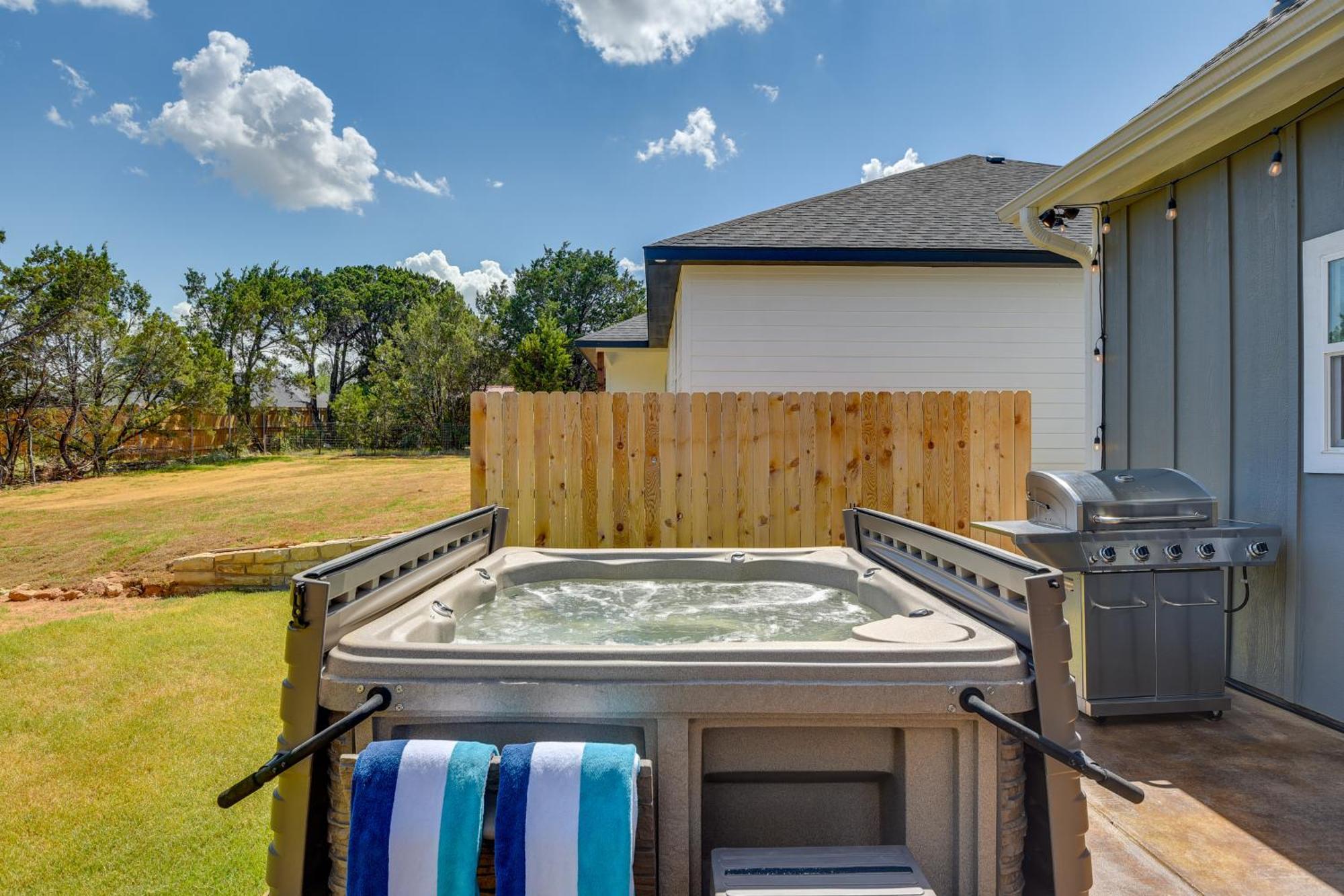 Granbury Home With Hot Tub And Furnished Patio! 외부 사진
